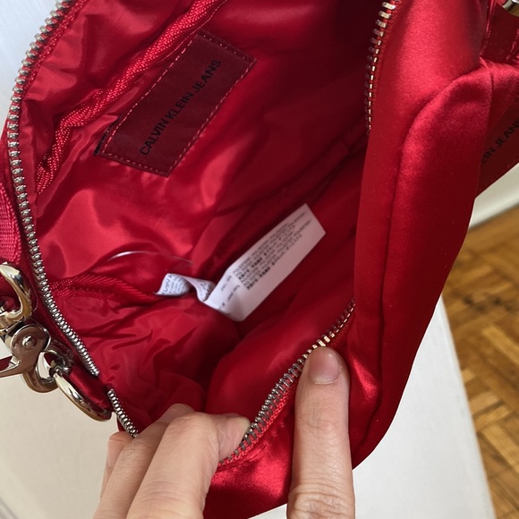 Ck camera bag crossbody preloved only used once to try it. 10/10 condition - Picture 2 of 3